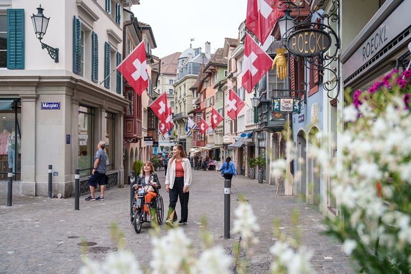 A Augustinergasse e as bandeiras, na cidade velha.