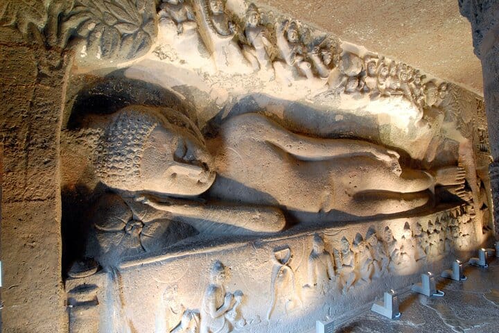 Ancient Caves, Forts, Taj & Temples Expedition