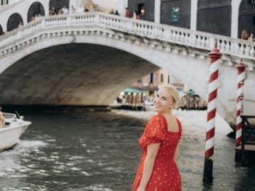Romantic Photoshoot Experience at Rialto Bridge in Venice