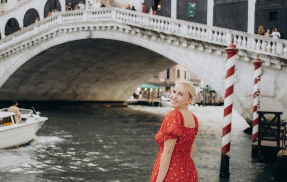Romantic Photoshoot Experience at Rialto Bridge in Venice
