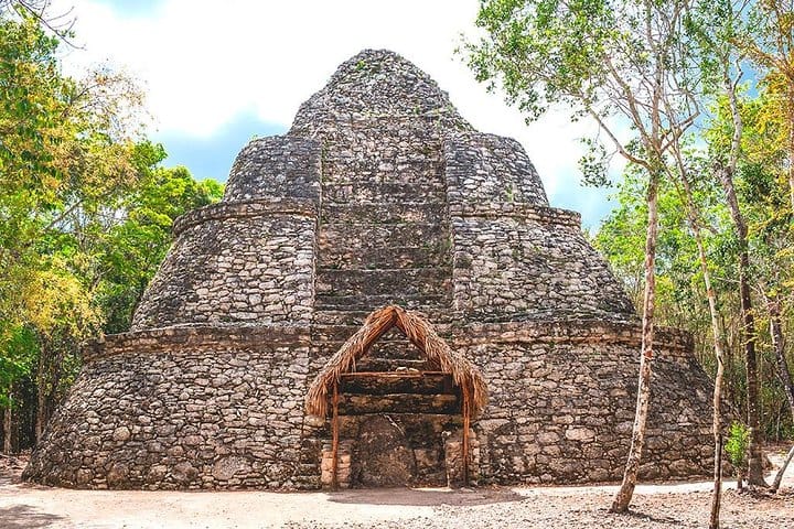 Tal vez te llamen la atenci&oacute;n, la cantidad de piedras que hay en este lugar…Los Mayas fabricaban sus propios bloques con sus herramientas hechas de huesos de animales, madera o piedra caliza.
