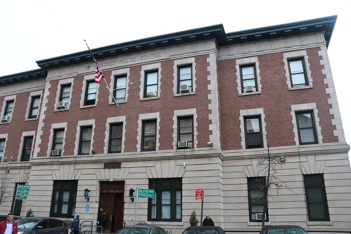 New York contrasts: Manhattan, The Bronx, Queens & Brooklyn 4