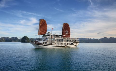 BEST SELLER – 2 Day/1 Night Overnight Cruises in Halong Bay