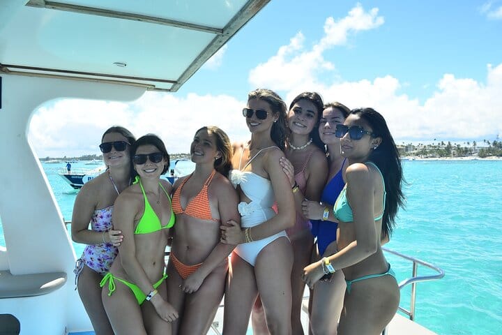 Grab your buddies, the party is On! Charter your Private Catamaran Spring Break Party in Punta Cana for an exclusive day of sun, clear waters, and non-stop celebration with your friends.