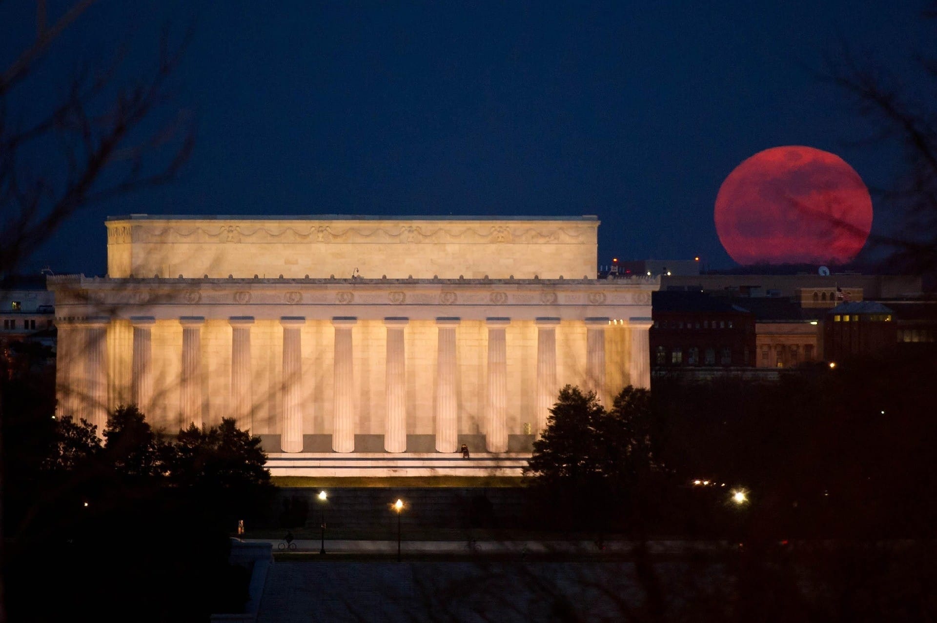 DC Memorials: Day vs Night Walking Tour for Groups