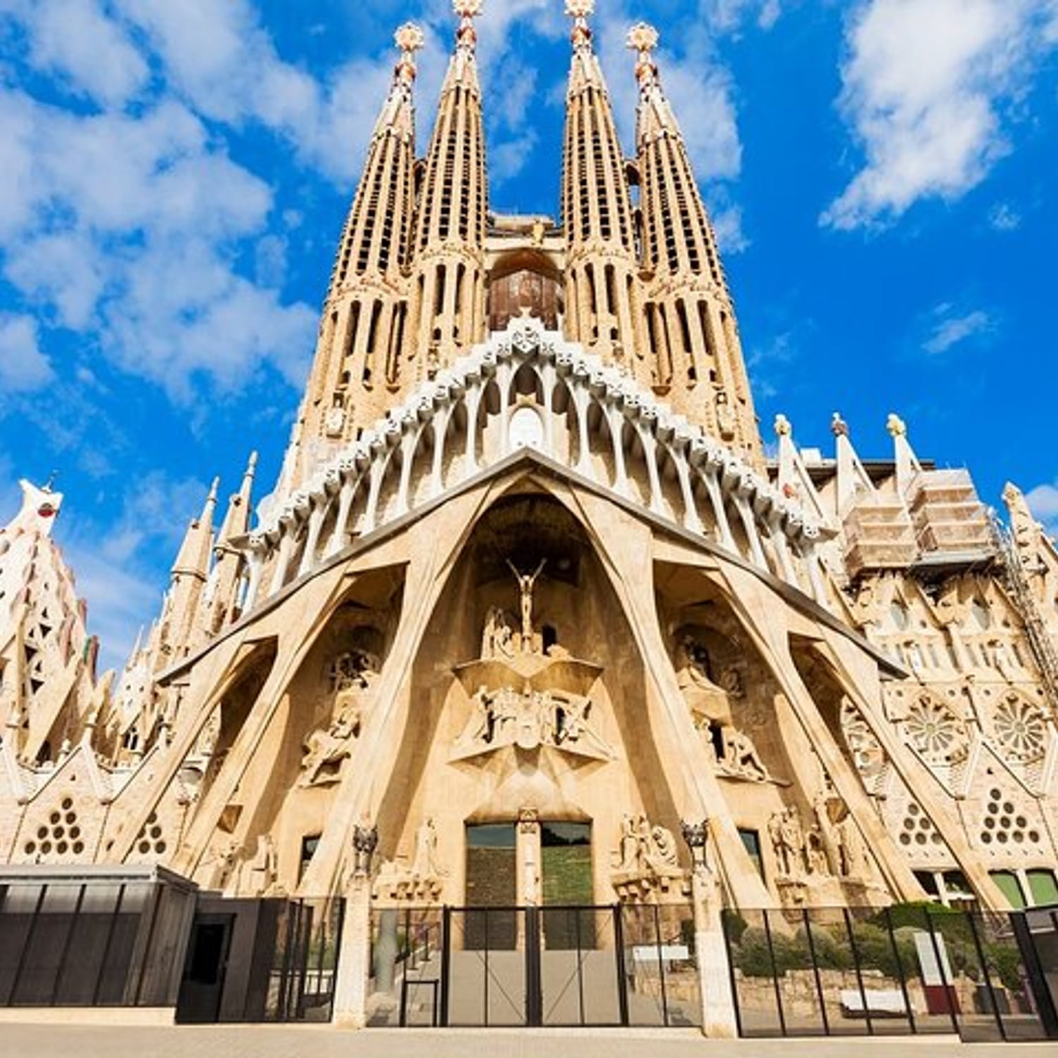 Barcelona Highlights: Private Guided Tour with Hotel/Port Pick-up