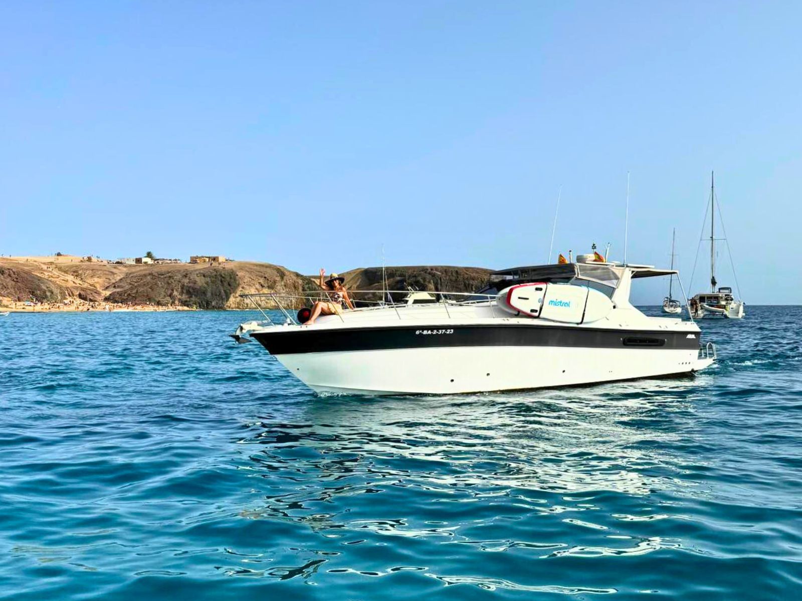 Otra vista de nuestro barco ARUAL navegando por la costa de las Playas de Papagayo.