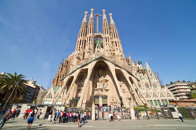 Barcelona Highlights: Private Guided Tour with Hotel/Port Pick-up