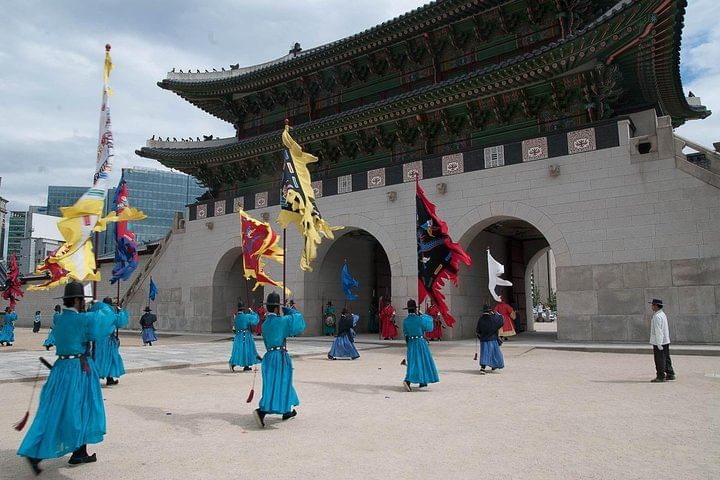 Gyeongbok Palace and Korean Folk Village Tour