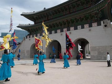 Gyeongbok Palace and Korean Folk Village Day Tour in Seoul