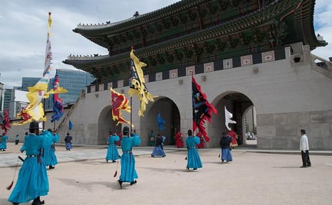 Gyeongbok Palace and Korean Folk Village Day Tour in Seoul