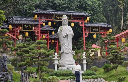 Full-Day Tour of Quang Phu Cau Incense Village and Pagodas in Hanoi
