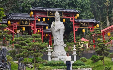Full-Day Tour of Quang Phu Cau Incense Village and Pagodas in Hanoi