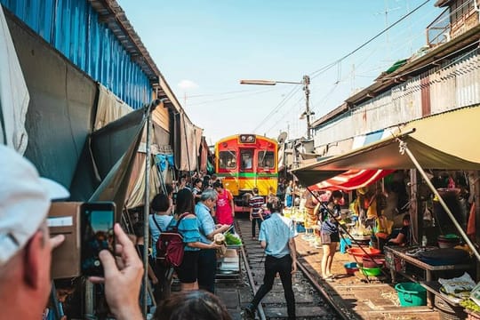 Bangkok: Floating Market Boat & Maeklong Railway Market Tour