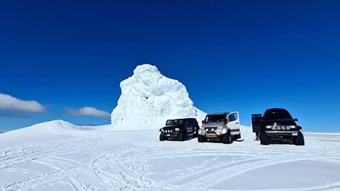 Eyjafjallajökull tour: super jeep, snowmobile or hike