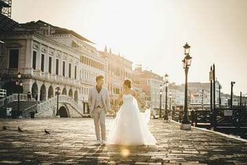 Romantic Couple Photoshoot Walking Tour in Venice