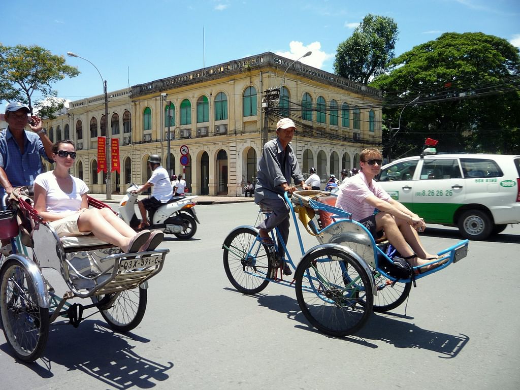 Hanoi to Hue: Scenic Tour of Halong Bay, Phong Nha, and Bana Hill