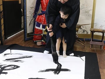 Small children (ages 6 and up) can also participate, so the whole family can enjoy it together.