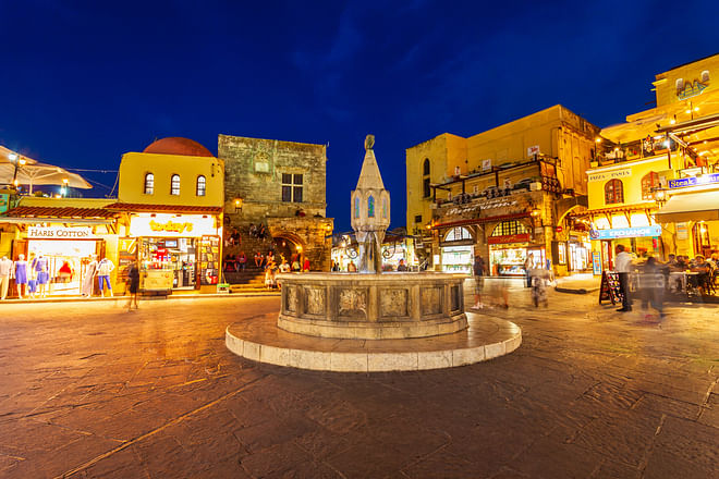 Fontana di Ippocrate nella piazza principale della città vecchia di Rodi nell'isola di Rodi, in Grecia