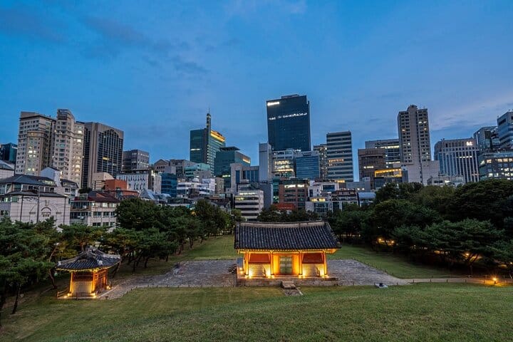 VIP meet‑and‑greet: name board in hotel lobby