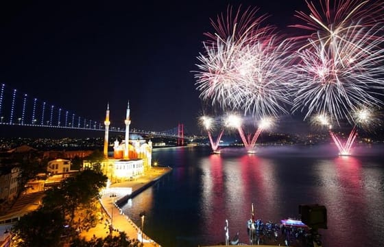 Istanbul Bosphorus New Year’s Eve Dinner Cruise Party in Istanbul