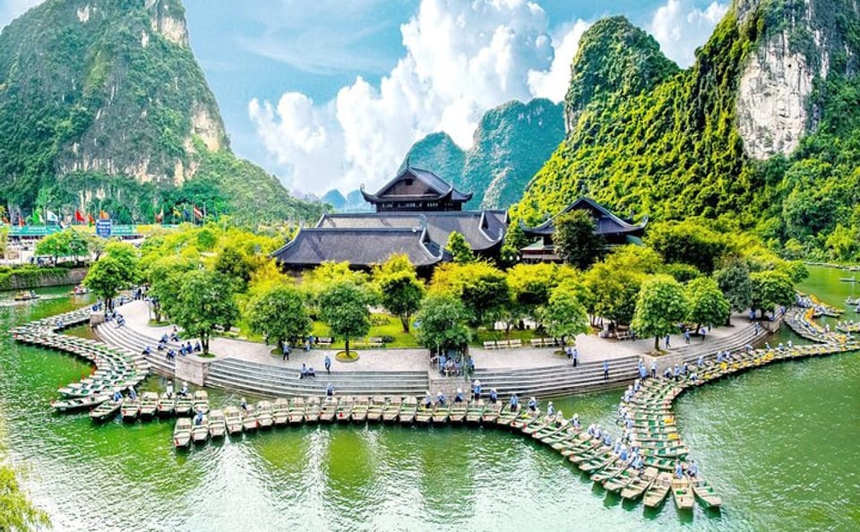Luxury Day Tour to Bai Dinh Pagoda and Trang An from Hanoi
