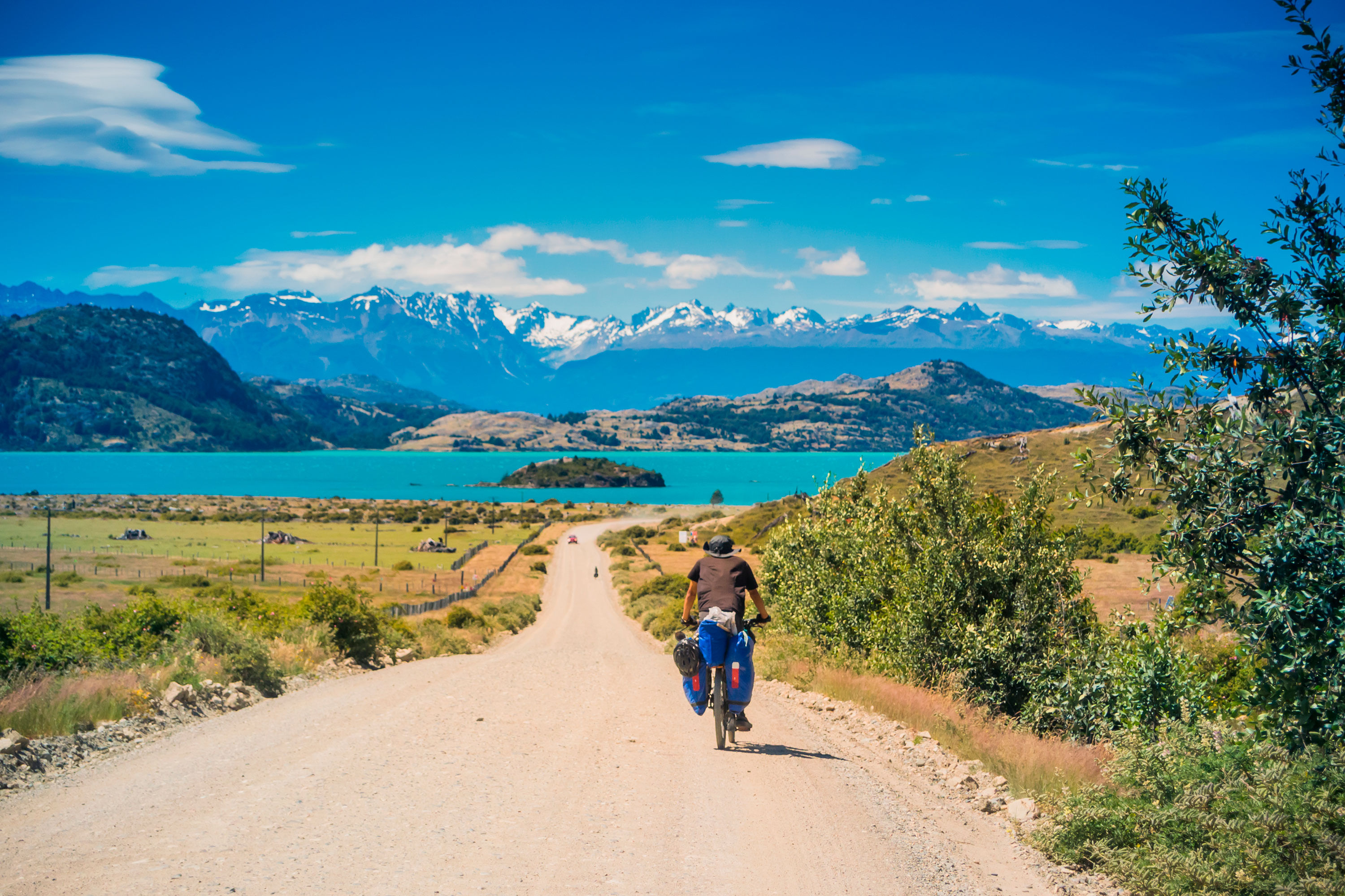 Ciclista sulla Southern Highway sulla strada per il Lago Gral. Carrera, vicino a Puerto Tranquilo