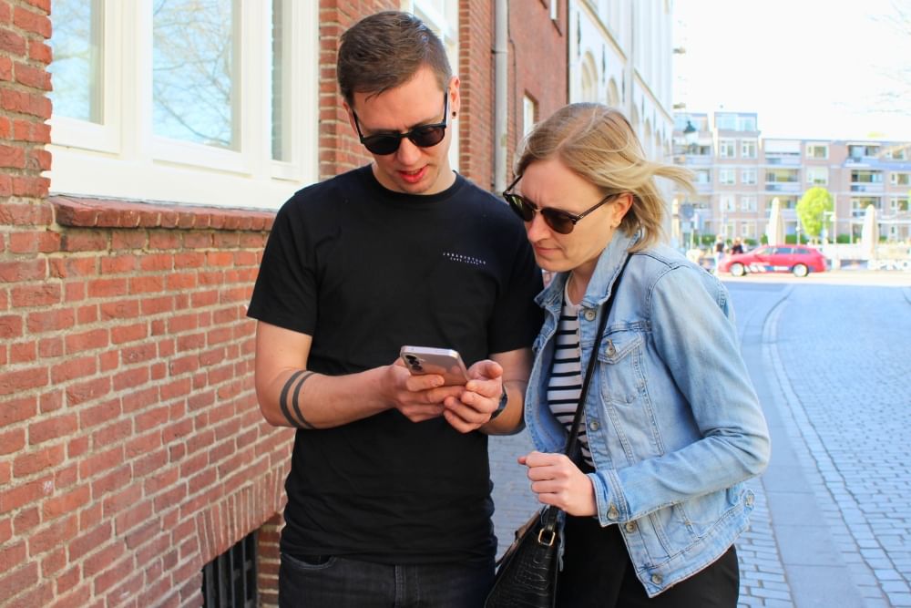 Tourists playing the scavenger hunt in Rotterdam.