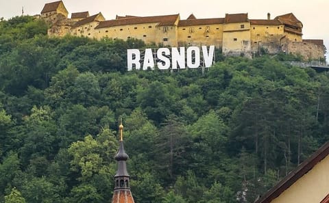 Small-Group Tour of Bran, Rasnov, and Peles Castles from Brașov