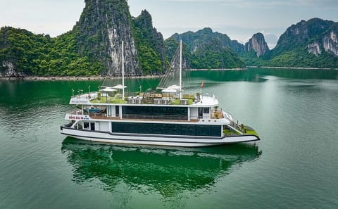 Halong Bay Full Day Tour with Kayaking and Swimming