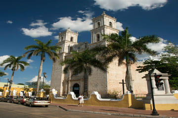 Chichén Itzá and Valladolid Full-Day Tour with Cenote Swim