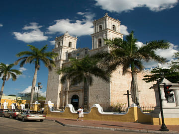 Chichén Itzá and Valladolid Full-Day Tour with Cenote Swim
