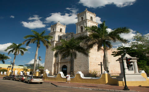 Chichén Itzá and Valladolid Full-Day Tour with Cenote Swim