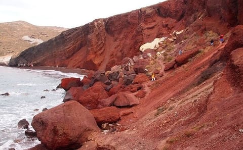 Half-Day Tour of Akrotiri and Megalochori in Santorini