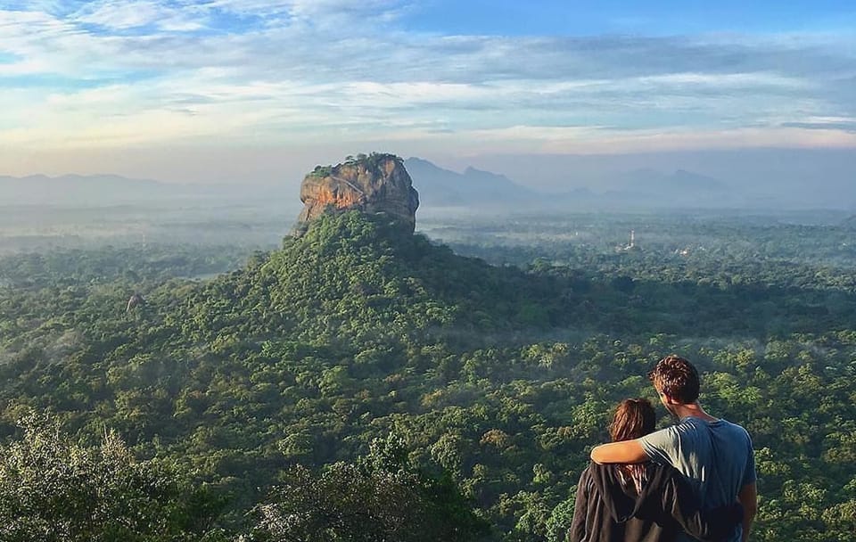 Pidurangala, Hiriwaduna Village & Sigiriya Tour (German & English)