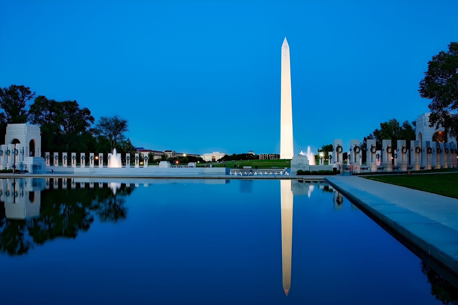 Washington DC Night Memorials Walking Tour with Skyline View photo 3