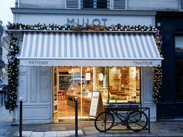 Gourmet Christmas Walking Tour in Paris