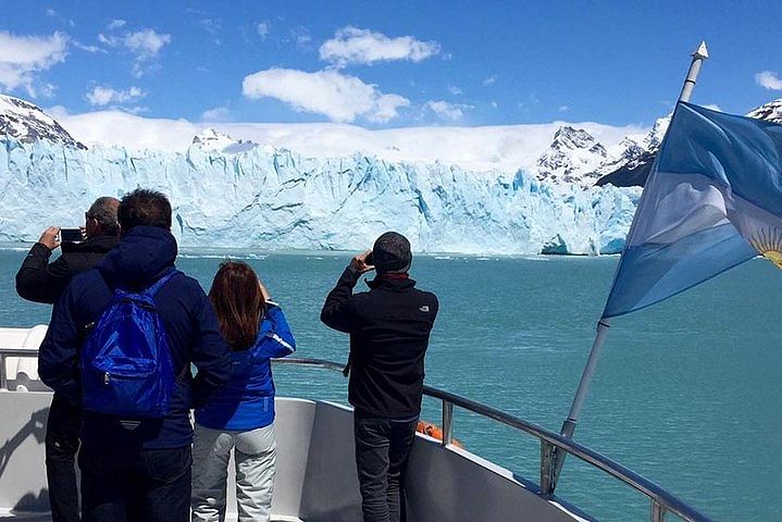 Private Luxury Tour of El Calafate: Glacier Trekking & Gourmet Cruise