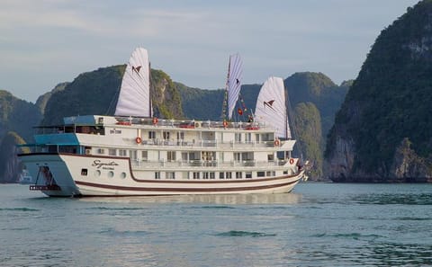 Bai Tu Long 2D/1N Luxury Cruise with Kayaking in Halong Bay