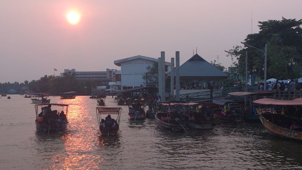 The Best of Damnoen Saduak (Floating) & Maeklong (Railway) Market 8