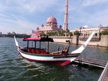 Private Putrajaya Tour with Boat Ride and Pink Mosque Visit