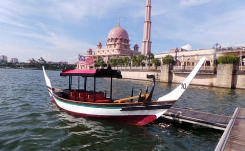 Private Putrajaya Tour with Boat Ride and Pink Mosque Visit