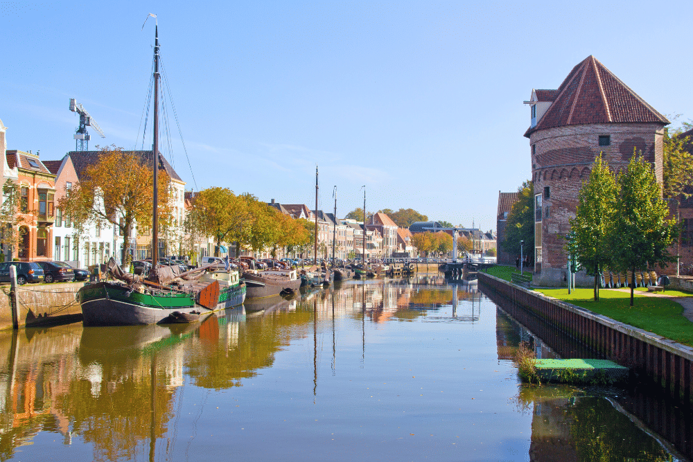 Iconic shot of Stadsgracht reflections along the route of the Zwolle scavenger hunt City Detective.
