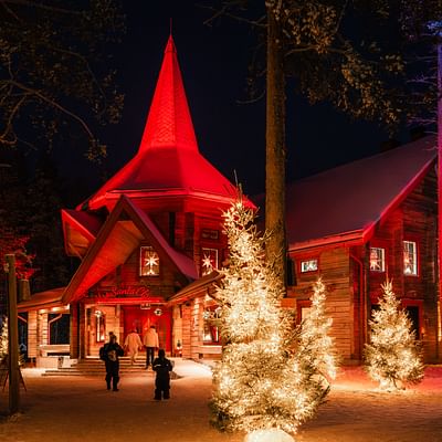 Entrada a la Cabaña de Navidad de la Sra. Claus – Verano 2025
