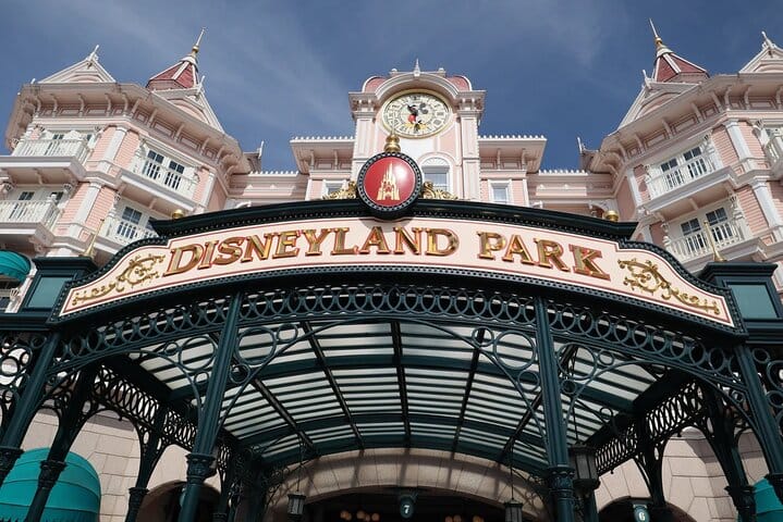 Private Disneyland trip with Eiffel Tower  4