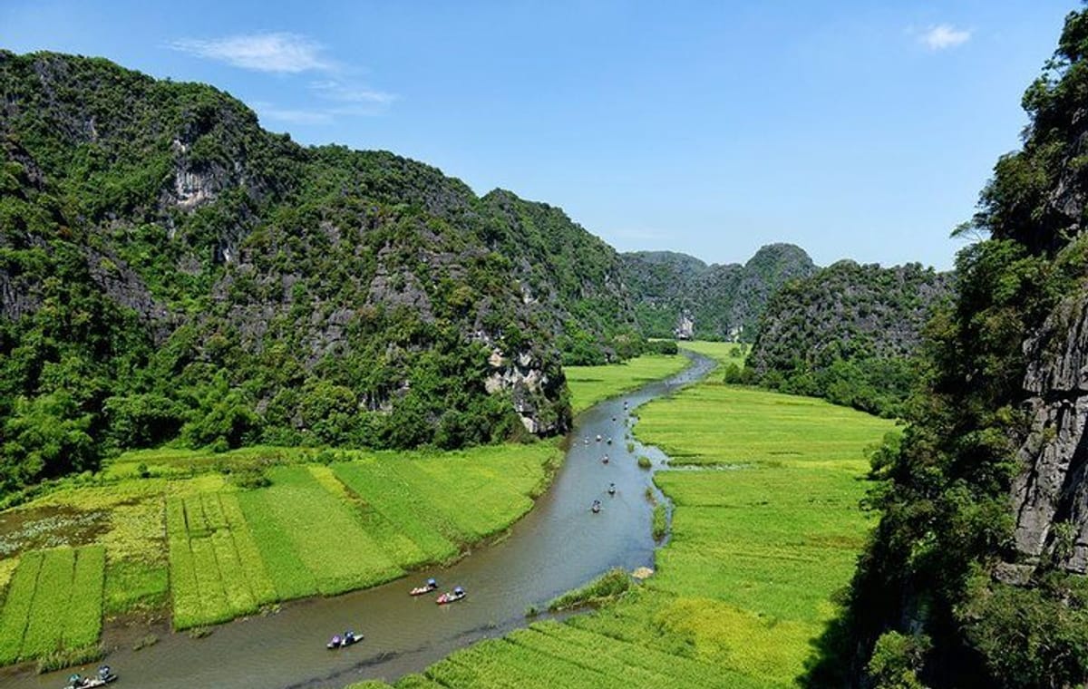 Ninh Binh Daily Tour: Hoa Lu- Am Tien Cave – Tam Coc- Bike – Bich Dong pagoda