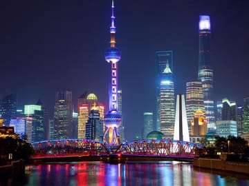 Shanghai Evening Tour: Huangpu River Cruise and Street Food
