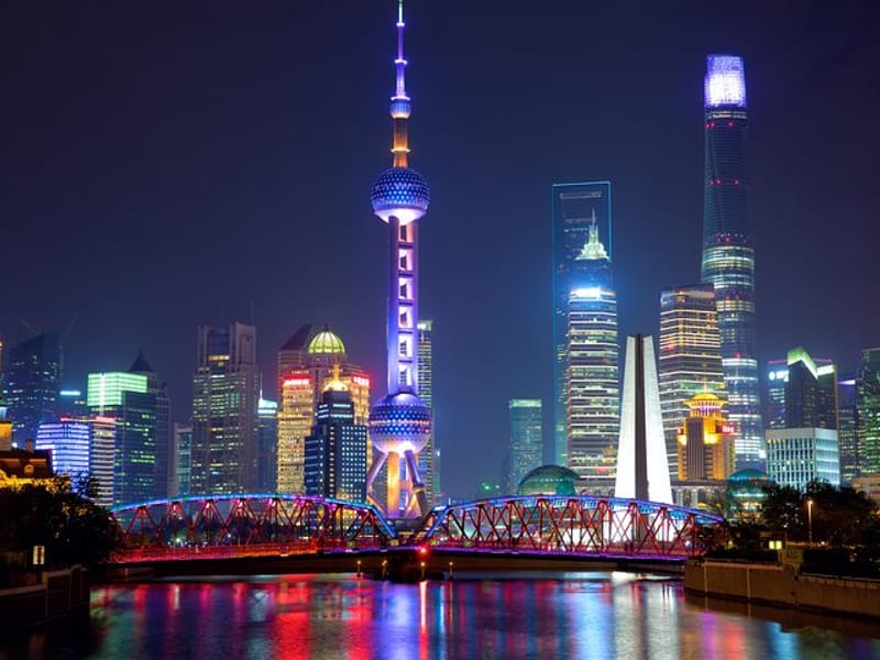 Shanghai Evening Tour: Huangpu River Cruise and Street Food