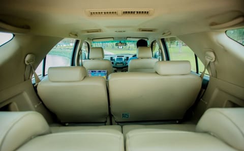 Pattaya: Private Car or Minibus Rental with Driver