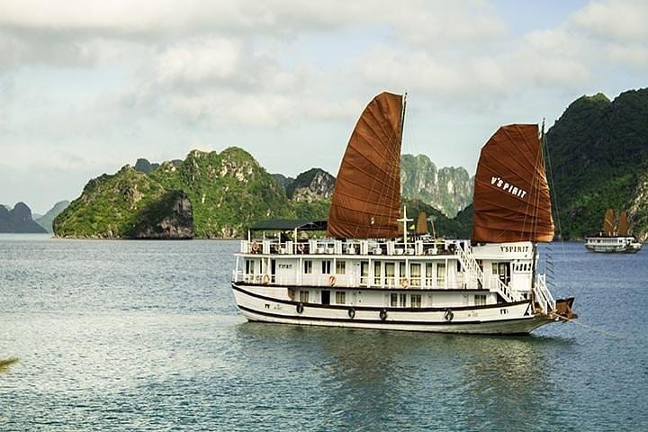Full-day Exploring Ha Long Bay Wonders